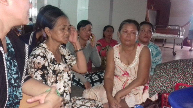 Gia đ&igrave;nh ch&aacute;u b&eacute; bị chấn thương sọ n&atilde;o tập trung rất đ&ocirc;ng để chờ tin ở Bệnh viện Đa khoa trung ương Cần Thơ