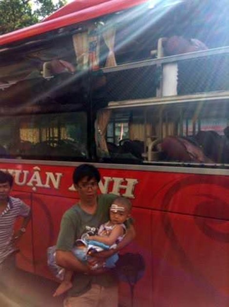 Nhiều h&agrave;nh kh&aacute;ch bị thương v&igrave; tr&ograve; đ&ugrave;a &aacute;c &yacute; n&eacute;m đ&aacute; xe kh&aacute;ch, trong đ&oacute; c&oacute; một em b&eacute; 2 tuổi
