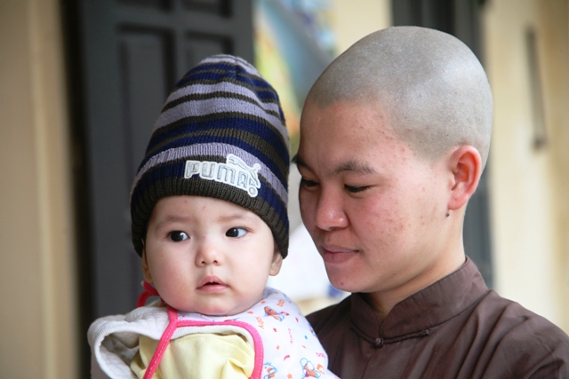 B&eacute; bị bỏ rơi ở ch&ugrave;a Nội, H&agrave; Nam hiện đang được nh&agrave; ch&ugrave;a chăm s&oacute;c