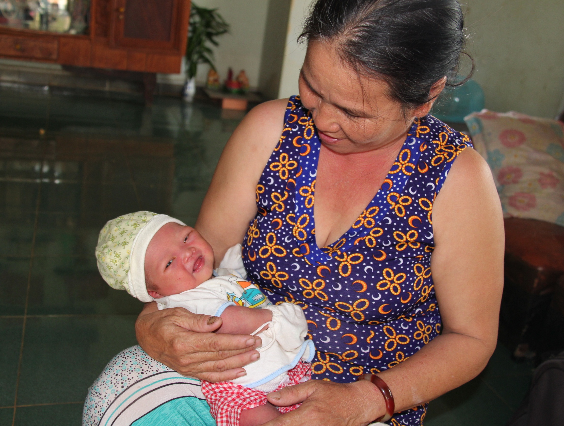 Nụ cười hồn nhi&ecirc;n của b&eacute; bị bỏ rơi trong t&uacute;i nilon ven đường, kiến bu đầy người
