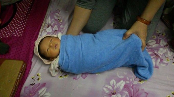Em b&eacute; bị bỏ rơi mới chỉ được khoảng 2 -3 ng&agrave;y tuổi, nặng 3kg