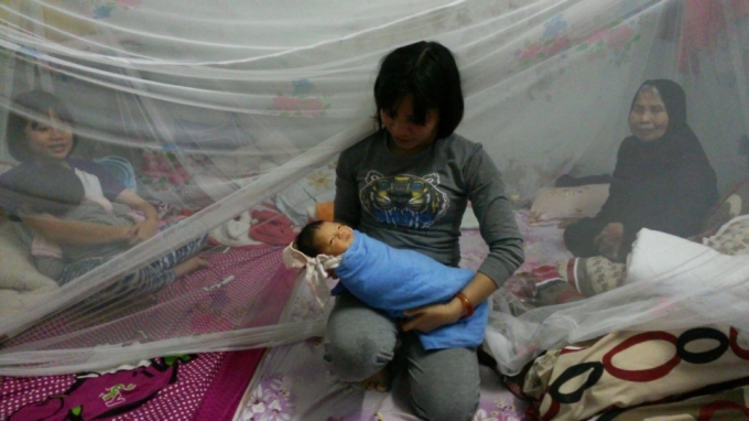 Chị Ho&agrave;ng Thị Mai tạm thời đang l&agrave; người chăm s&oacute;c ch&aacute;u b&eacute; sơ sinh bị bỏ rơi