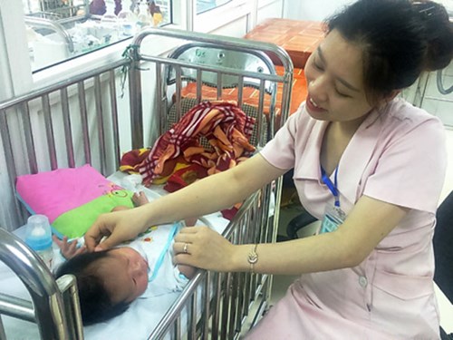 Hiện các nữ điều dưỡng tạm đặt tên trẻ bị bỏ rơi là Kẹo và góp tiền mua bỉm, sữa để chăm bé