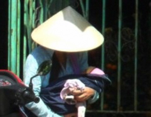 Ch&aacute;u b&eacute; bị bỏ rơi được người d&acirc;n đưa tới bệnh viện chăm s&oacute;c.