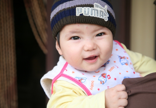 B&eacute; g&aacute;i bị bỏ rơi c&oacute; vẻ ngo&agrave;i rất bụ bẫm, xinh xắn