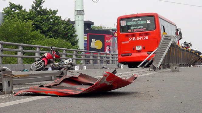 Hiện trường vụ tai nạn giao th&ocirc;ng kinh ho&agrave;ng tr&ecirc;n cầu vượt do xe kh&aacute;ch Phương Trang g&acirc;y ra