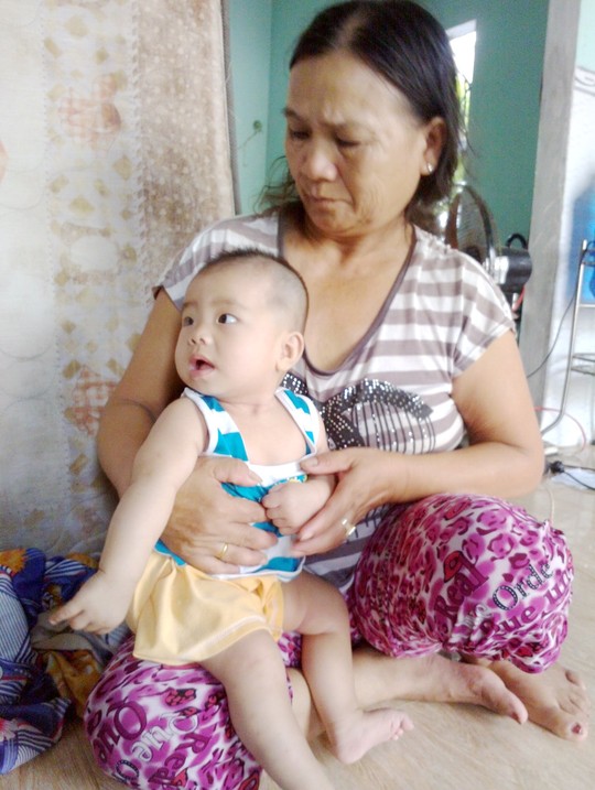 B&eacute; g&aacute;i bị bỏ rơi đang được b&agrave; Phan Thị Th&aacute;i chăm s&oacute;c