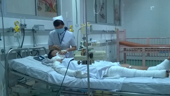 B&eacute; g&aacute;i Nguyễn Thị Kim Linh đang điều trị tại bệnh viện