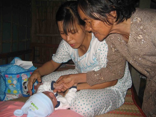 Gia đ&igrave;nh hạnh ph&uacute;c v&igrave; b&eacute; đ&atilde; mạnh khỏe trở về