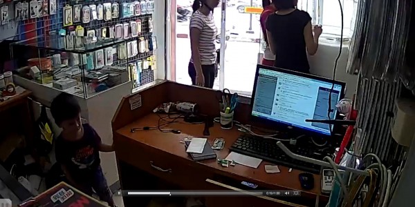 Clip b&eacute; trai trộm điện thoại theo chỉ đạo của người lớn khiến dư luận kh&ocirc;ng khỏi b&agrave;ng ho&agrave;ng, phẫn nộ