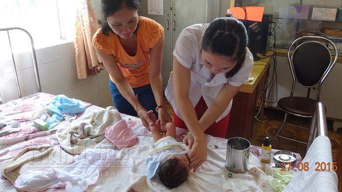 C&aacute;c y t&aacute; tại Trạm y tế x&atilde; Bảo Quang tận t&igrave;nh chăm s&oacute;c b&eacute; 7 ng&agrave;y tuổi