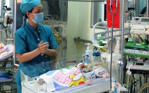 Sức khỏe b&eacute; đ&atilde; c&oacute; nhiều dấu hiệu khả quan