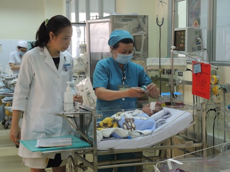 Sự b&igrave;nh phục nhanh ch&oacute;ng của bệnh nhi c&oacute; c&ocirc;ng sức lớn của c&aacute;c y b&aacute;c sĩ