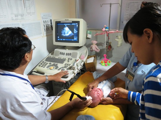 B&eacute; trai bị dao đ&acirc;m xuy&ecirc;n đầu trở lại viện t&aacute;i kh&aacute;m