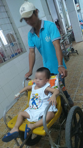 b&eacute; H trong t&igrave;nh trạng bị sốc, huyết &aacute;p tụt, chẩn đo&aacute;n bị vỡ ruột gi&agrave;, vỡ đại tr&agrave;ng. 