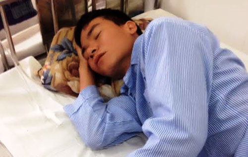 Nạn nh&acirc;n Nguyễn Văn Nhất phải nhập viện cấp cứu sau khi bị bắn trọng thương bằng khẩu s&uacute;ng nhựa Trung Quốc