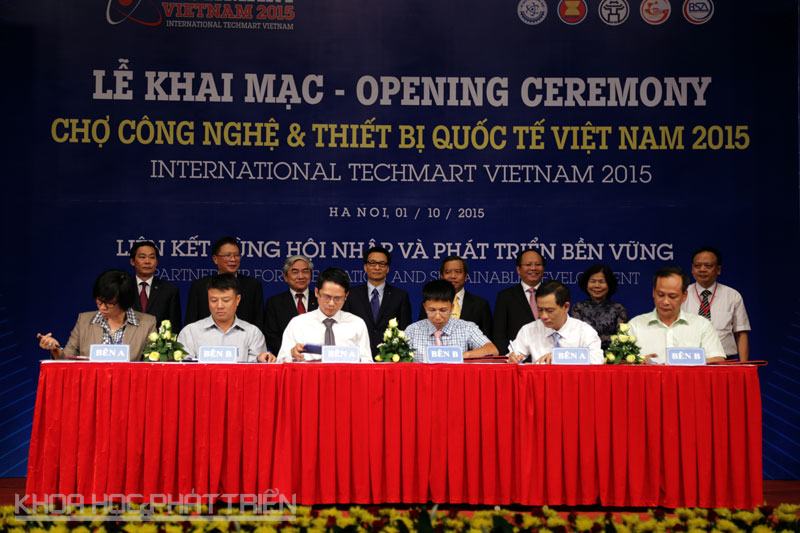H&agrave;ng loạt hợp đồng gi&aacute; trị lớn được k&yacute; kết tại Techmart lần n&agrave;y
