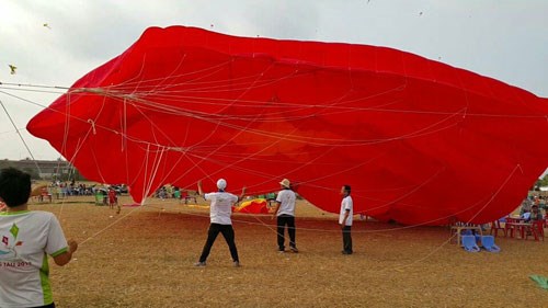 B&eacute; trai bị diều cuốn chưa tử vong ngay khi rơi xuống mặt đất m&agrave; qua đời khi đang tr&ecirc;n xe cấp cứu đến bệnh viện.