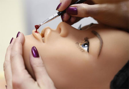 Một nhân viên của Dreamdoll đang tô màu cho một búp bê. Khách hàng có thể đặt làm búp bê tình dục tại đây theo catalog, với 4 lựa chọn về màu tóc và màu mắt khác nhau, mức giá từ 5.500 Euro, tương đương 6.150 USD. 