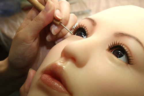 Tuy nhiên, nếu so với mẫu búp bê tình dục hoàn chỉnh được bán ra thị trường, phiên bản chưa hoàn thiện trong các nhà máy lạiu kém hấp dẫn hơn rất nhiều và thậm chí có phần đáng sợ.