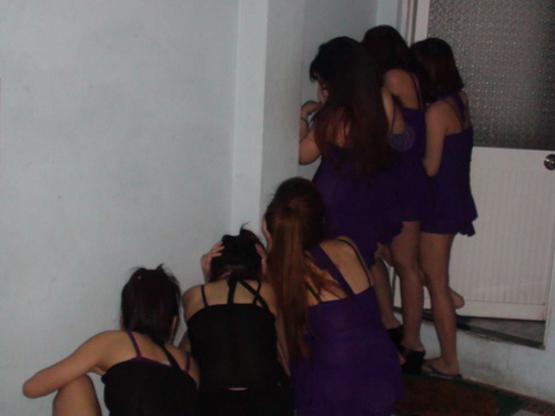 Nh&acirc;n vi&ecirc;n Sương Xu&acirc;n bị bắt quả tang khi đang massage k&iacute;ch dục cho kh&aacute;ch