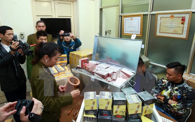Lực lượng chức năng kiểm tra kho h&agrave;ng nhập lậu gồm thuốc l&aacute; ngoại, x&igrave; g&agrave; điếu kh&ocirc;ng r&otilde; nguồn gốc xuất xứ