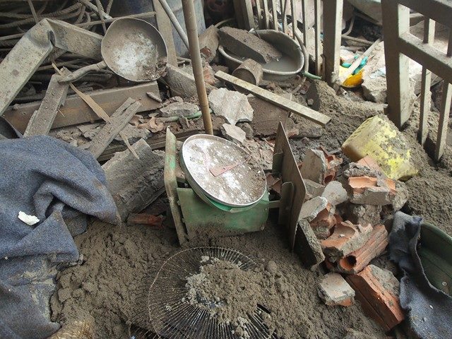 C&aacute;c đồ đạc b&ecirc;n trong hiện trường vụ nổ ở H&agrave; Đ&ocirc;ng