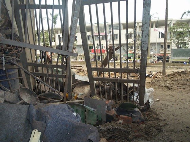 Vật liệu nổ đ&atilde; khiến chiếc c&aacute;nh cửa sắt bị m&eacute;o m&oacute;, si&ecirc;u vẹo