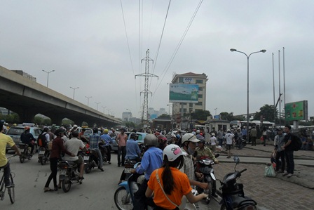 Con 3 ngày nữa mới bắt đầu kì thi đại hcoj nhưng hôm nay bến xe Mỹ Đình đã chật kín người từ các tỉnh thành đổ về 