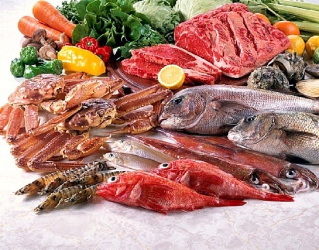 Thịt nạc, c&aacute; t&ocirc;m, rau củ l&agrave; những nguồn bổ sung canxi v&agrave; vitamin D cho trẻ bị c&ograve;i xương thể bụ