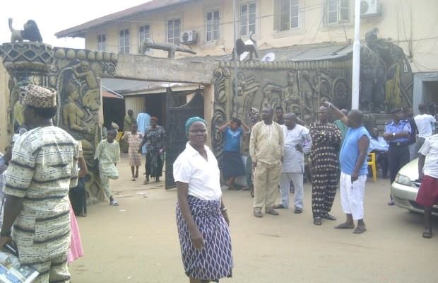 Người d&acirc;n Nigeria, ch&acirc;u Phi đang v&ocirc; c&ugrave;ng hoang mang trước th&ocirc;ng tin về bệnh dịch lạ g&acirc;y chết người h&agrave;ng loạt n&agrave;y