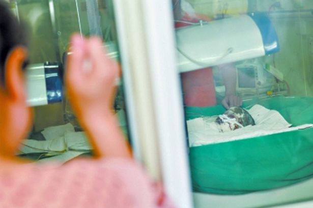 B&eacute; Ma Jie, 7 tuổi được chuẩn đo&aacute;n mắc chứng bệnh lạ khiến da tr&ecirc;n cơ thể bị bong tr&oacute;c to&agrave;n bộ. Ảnh Mirror