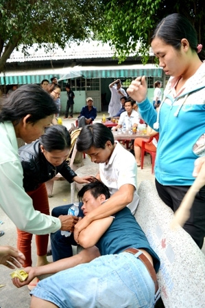 Anh Nguyễn Th&agrave;nh Long &ndash; chồng của bệnh nh&acirc;n đang nằm ngất lịm tr&ecirc;n ghế đ&aacute; ở bệnh viện khi hay tin vợ đ&atilde; tử vong