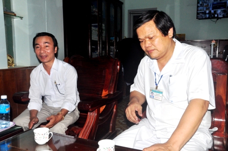 B&aacute;c sĩ T&ocirc; Mười (b&ecirc;n phải) &ndash; Gi&aacute;m đốc bệnh viện c&ugrave;ng b&aacute;c sĩ Nguyễn Bảy (b&ecirc;n tr&aacute;i) &ndash; Trưởng &ecirc; k&iacute;p trực trao đổi th&ocirc;ng tin với ph&oacute;ng vi&ecirc;n