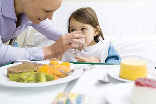 Khi trẻ bị sốt, cha mẹ cần ch&uacute; &yacute; tới việc b&ugrave; nước v&agrave; hạ sốt cho trẻ