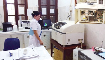 Bệnh viện Đa Khoa Thường T&iacute;n sử dụng m&aacute;y x&eacute;t nghiệm kh&ocirc;ng r&otilde; nguồn gốc trong kh&aacute;m chữa bệnh