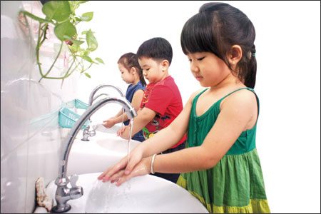 Giữ vệ sinh sạch sẽ cho trẻ để tr&aacute;nh bệnh khi thời tiết chuyển m&ugrave;a