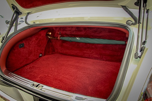 Ngoài chất liệu da, Bentley Mulsanne Speed 2016 còn sử dụng các vật liệu khác như gỗ quý. Điển hình là bốn cửa xe và tap-lô đều được ốp gỗ, vô-lăng bọc da tích hợp các nút chức năng. Các vật liệu cao cấp vừa góp phần làm nổi bật không gian nội thất vừa tạo độ sang trọng cho chiếc xe.