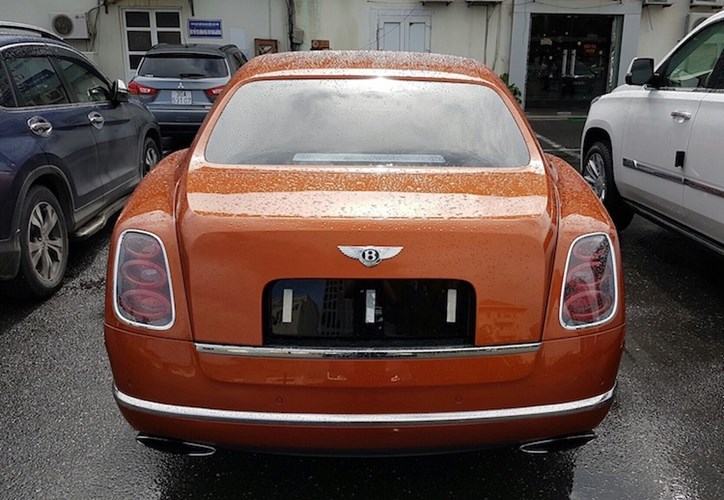 Cặp đôi Mulsanne Speed mới về Hà Nội là chiếc thứ 5 và thứ 6 xuất hiện tại Việt Nam. Vào cuối năm ngoái, chiếc đầu tiên màu xám lông chuột đã được nhập chính hãng về Việt Nam và giao cho một đại gia có tên Thanh Long. Sau đó vào cuối tháng 4 vừa qua, chiếc thứ 2 với màu xanh dương cực ‘độc’ đã được một cửa hàng nhập khẩu xe tư nhân đưa về.