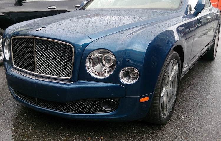 Ra mắt lần đầu vào tháng 9 năm ngoái, Bentley Mulsanne Speed là phiên bản hiệu năng cao hơn của dòng xe siêu sang Mulsanne cao cấp nhất, cạnh tranh trực tiếp với Rolls-Royce Ghost. Để không ‘phá dáng’ thanh lịch của chiếc xe, Bentley đã chỉ thay đổi rất nhỏ một số chi tiết ngoại thất trên Mulsanne Speed.