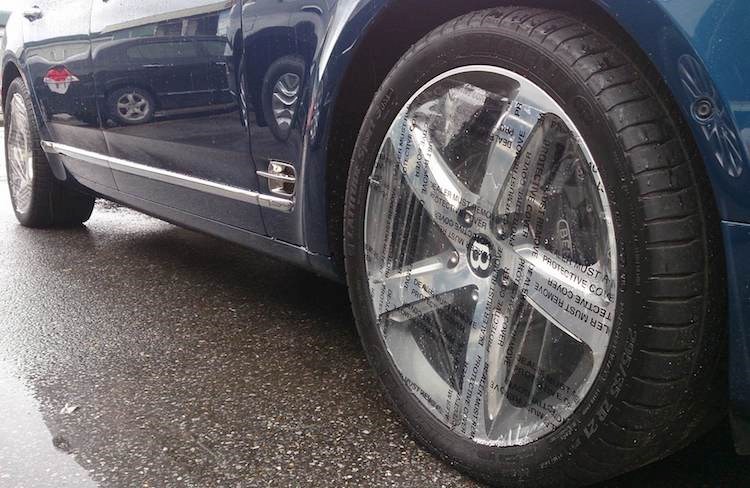 Nhìn từ hai bên thân xe, chi tiết rõ rệt nhất để có thể nhận ra Mulsanne Speed là bộ mâm mới bằng nhôm nguyên khối với kích thước 21 inch.