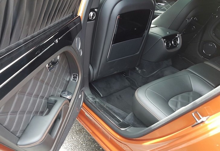 Cũng giống như ngoại thất, nội thất siêu sang của Mulsanne Speed có các chi tiết thiết kế giống như bản Mulsanne thường, chỉ có một chút khác biệt về cách hoàn thiện các chi tiết và chất liệu sử dụng. Pedal thể thao có dập lỗ khiến Mulsanne Speed khác biệt so với bản thường.