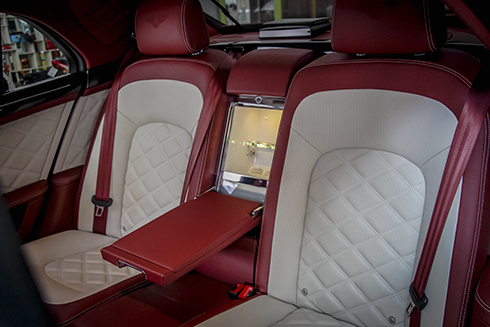 Các nút bấm chức năng trên Bentley Mulsanne Speed 2016 cũng được bố trí khá hợp lý nhằm mang lại tiện ích tối đa cho người dùng khi thao tác. 