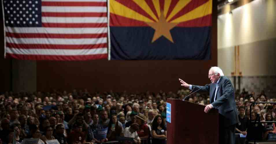 Bernie Sander tại buổi mit tinh ng&agrave;y 19/3/2016 ở Phoenix, bang Arizona, Mỹ 