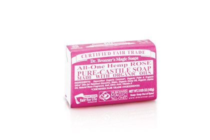 Chỉ chưa đến 100 ngh&igrave;n, c&aacute;c bạn g&aacute;i sẽ sở hữu được một b&aacute;nh x&agrave; b&ocirc;ng Dr. Bronner  mang lại cảm gi&aacute;c tươi m&aacute;t, hương thơm tự nhi&ecirc;n d&agrave;i l&acirc;u