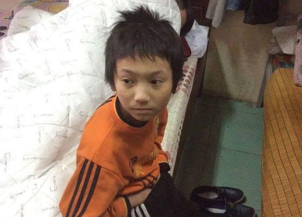 B&eacute; trai bị lạc người th&acirc;n
