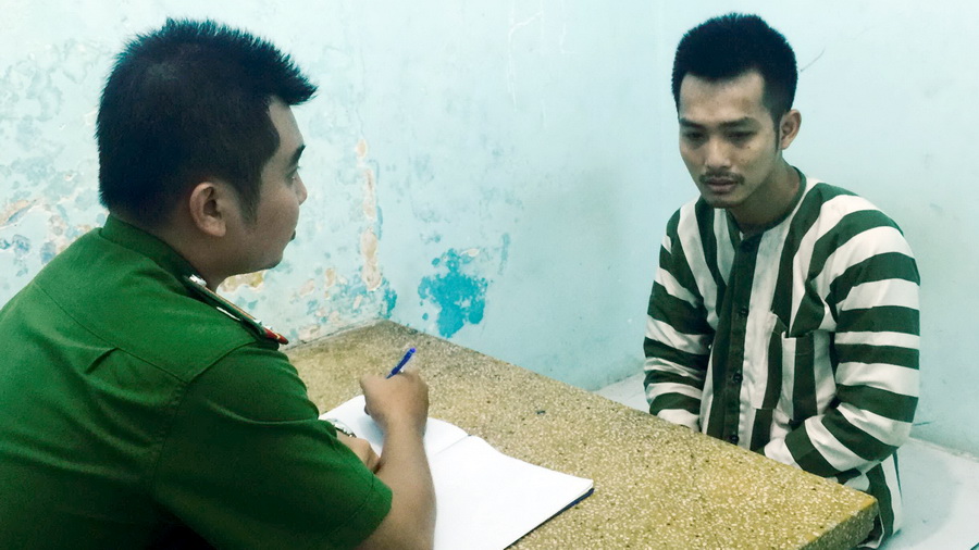 Nguyễn Quang Long (phải) cho biết v&igrave; bị trĩ m&agrave; kh&ocirc;ng c&oacute; tiền chạy chữa n&ecirc;n l&agrave;m liều