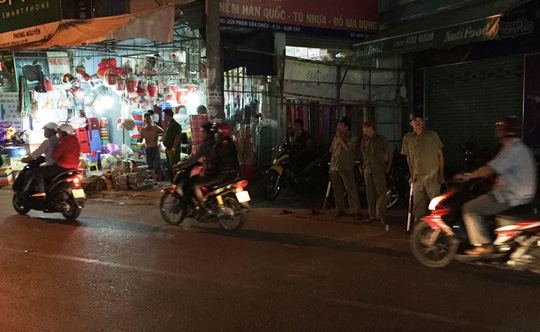 Hiện trường vụ truy s&aacute;t như phim x&atilde; hội đen khiến một nạn nh&acirc;n bị ch&eacute;m đứt l&igrave;a tay, chấn thương đầu, tụ m&aacute;u n&atilde;o,&hellip; 
