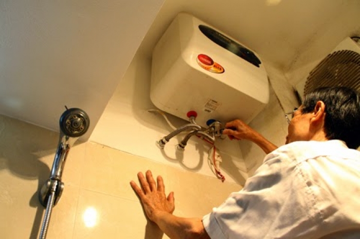 B&igrave;nh nước n&oacute;ng lạnh r&ograve; điện khiến 3 người trong gia đ&igrave;nh bị điện giật, 2 người tử vong.