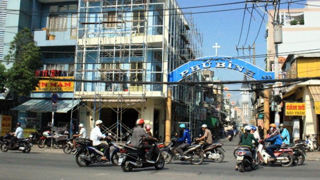Đoạn đường Lạc Long Qu&acirc;n (khu vực nh&agrave; thờ Ph&uacute; B&igrave;nh) l&agrave; &lsquo;điểm đen&rsquo; về nạn cướp giật t&uacute;i x&aacute;ch, t&agrave;i sản